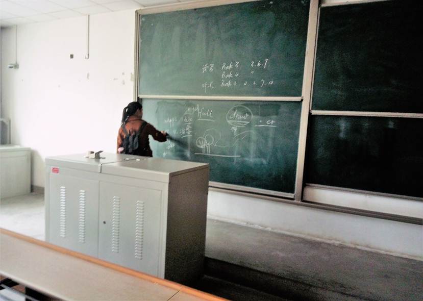 机电工程学院阳光青协l雷锋月3月5日清扫教二教室 (3)